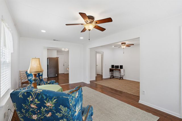 320 W Rucker Street, Granbury, TX 76048