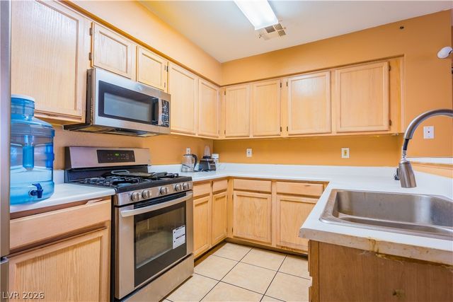 2124 Willowbury Drive B, Las Vegas, NV 89108