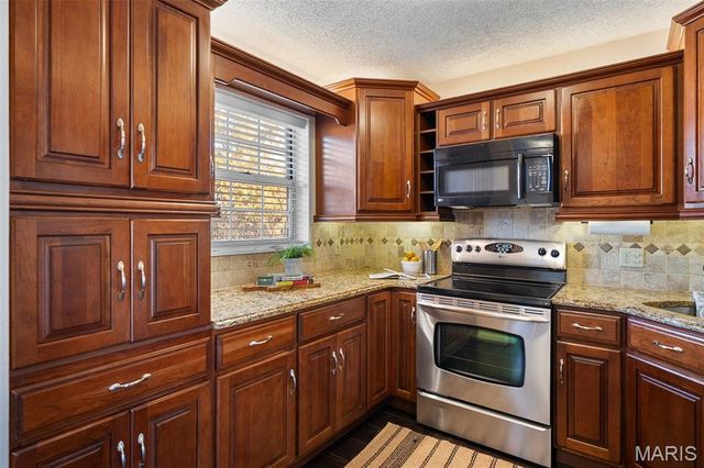 1530 Swallow Drive, Brentwood, MO 63144