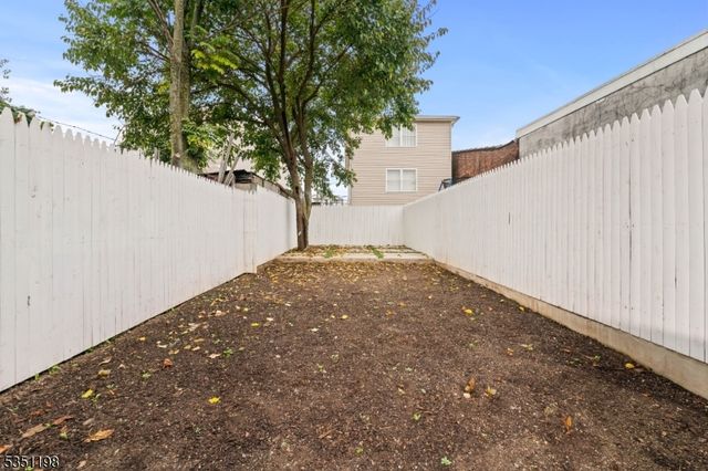 33 Emmet St, Newark City, NJ 07114