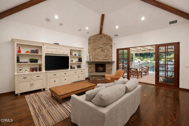 1925 Tondolea Lane, La Canada Flintridge, CA 91011