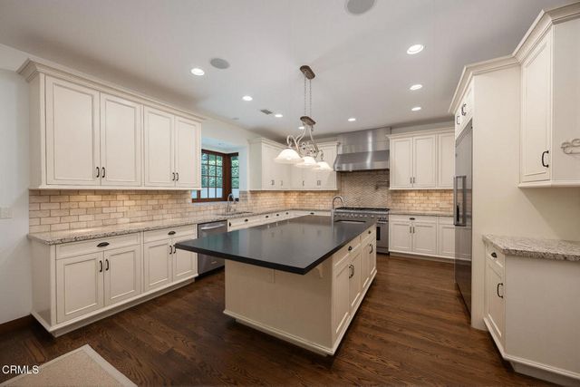 1925 Tondolea Lane, La Canada Flintridge, CA 91011