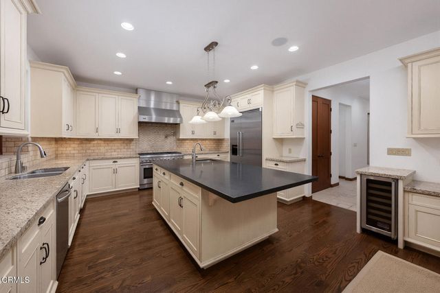 1925 Tondolea Lane, La Canada Flintridge, CA 91011