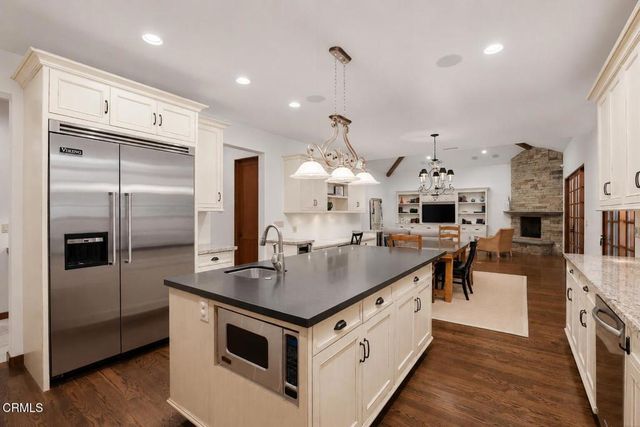 1925 Tondolea Lane, La Canada Flintridge, CA 91011