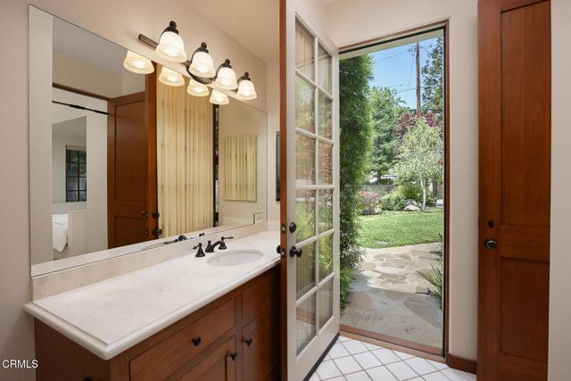 1925 Tondolea Lane, La Canada Flintridge, CA 91011