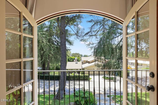 1925 Tondolea Lane, La Canada Flintridge, CA 91011