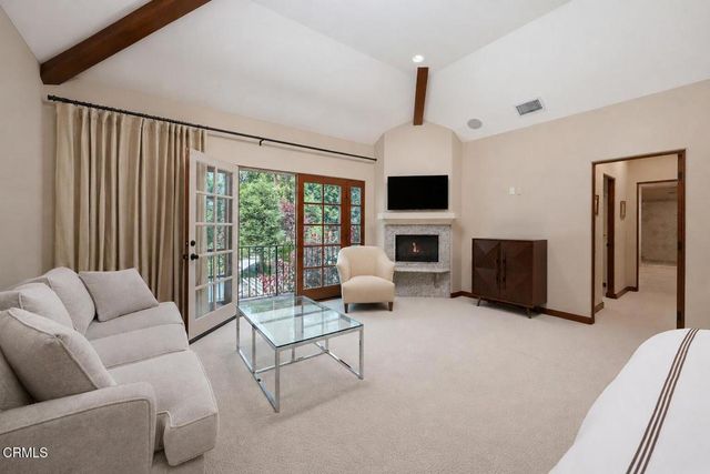 1925 Tondolea Lane, La Canada Flintridge, CA 91011