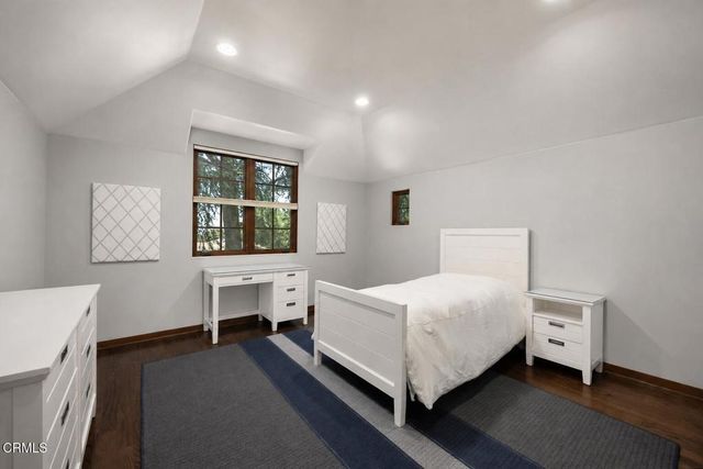 1925 Tondolea Lane, La Canada Flintridge, CA 91011