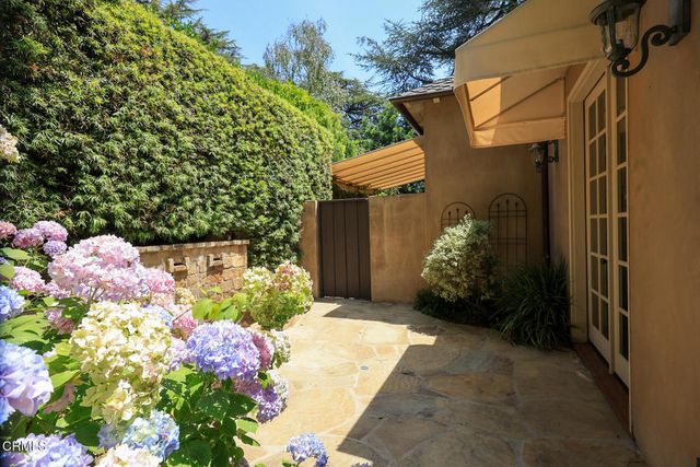 1925 Tondolea Lane, La Canada Flintridge, CA 91011