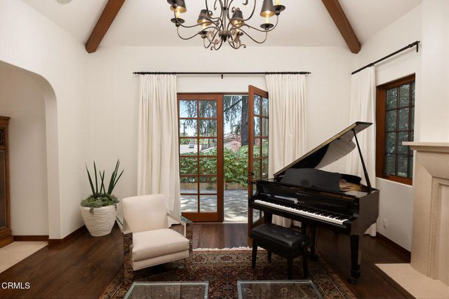 1925 Tondolea Lane, La Canada Flintridge, CA 91011