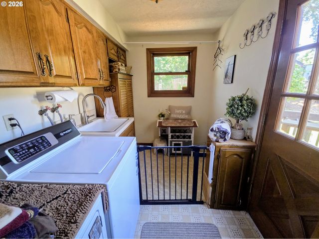 1283 35TH Ave Nw, Salem, OR 97304