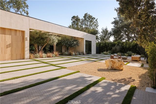 23338 Collins Street, Woodland Hills, CA 91367