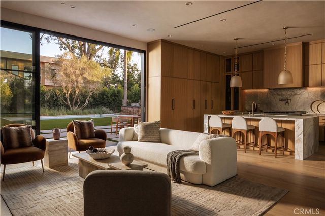 23338 Collins Street, Woodland Hills, CA 91367