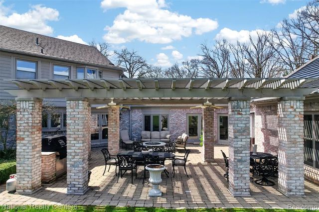 4233 N Willoway Estates Court, Bloomfield Hills, MI 48302