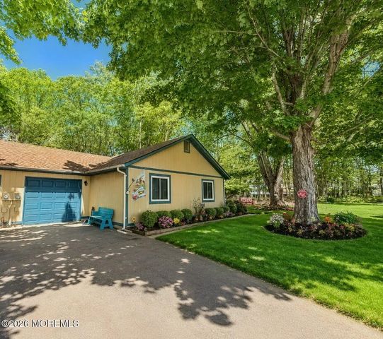 8 Seagull Lane, Howell, NJ 07731
