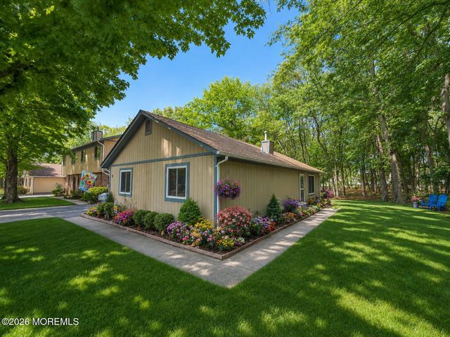 8 Seagull Lane, Howell, NJ 07731