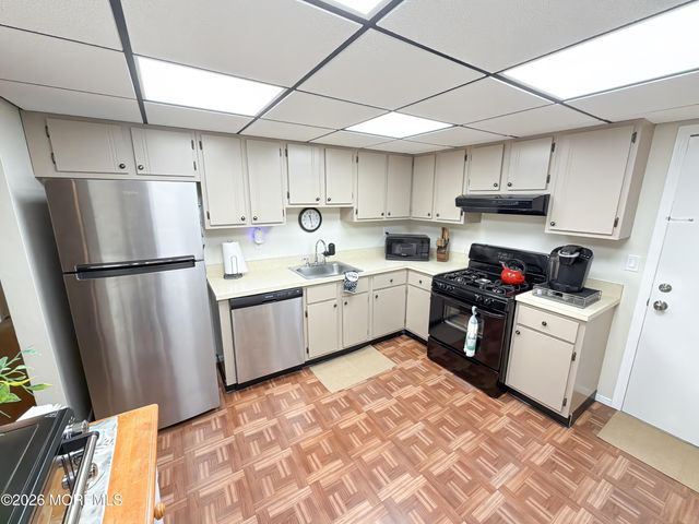 8 Seagull Lane, Howell, NJ 07731