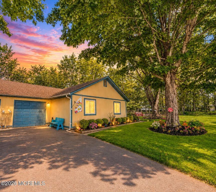 8 Seagull Lane, Howell, NJ 07731