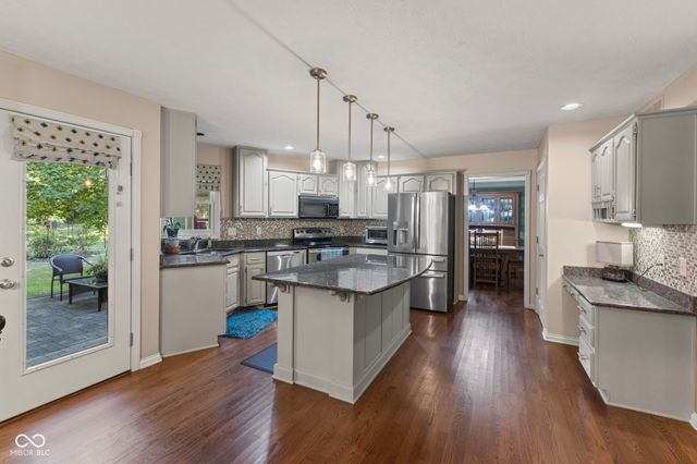 560 Vanhoy Drive, Greenwood, IN 46142