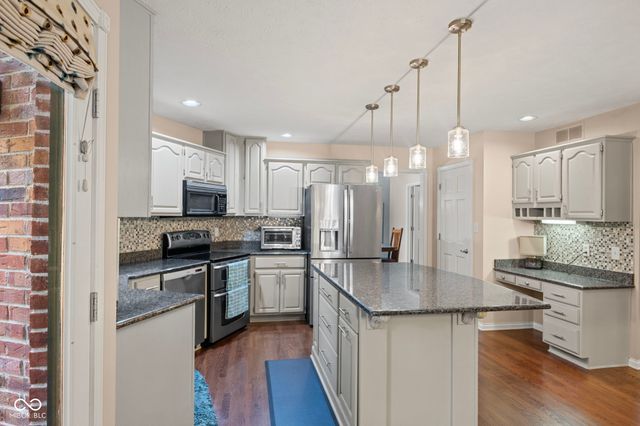 560 Vanhoy Drive, Greenwood, IN 46142