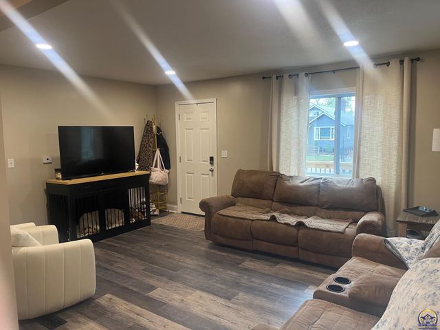 1819 SW Cherokee ST, Topeka, KS 66606