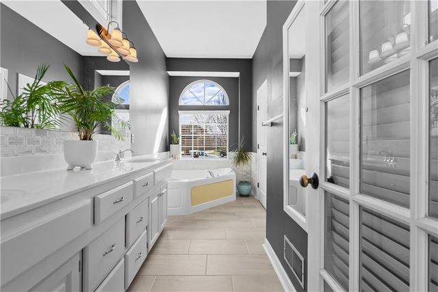 1008 SW Whistle Drive, Lee's Summit, MO 64082