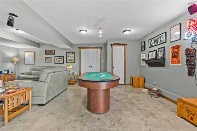 1008 SW Whistle Drive, Lee's Summit, MO 64082