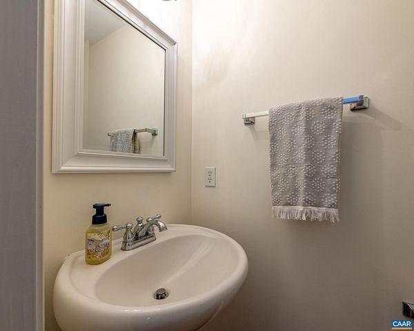 389 CLAREMONT LN, Crozet, VA 22932