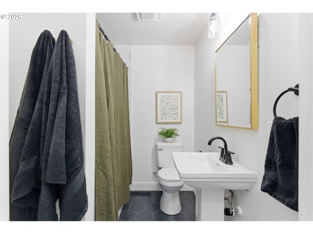 10405 Ne PACIFIC St, Portland, OR 97220