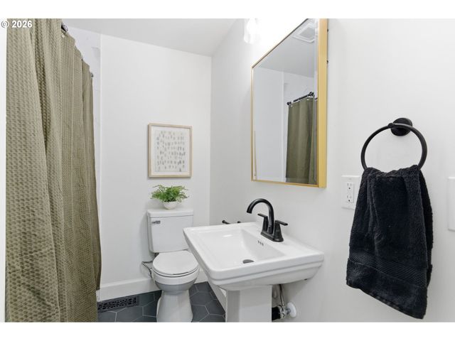 10405 Ne PACIFIC St, Portland, OR 97220