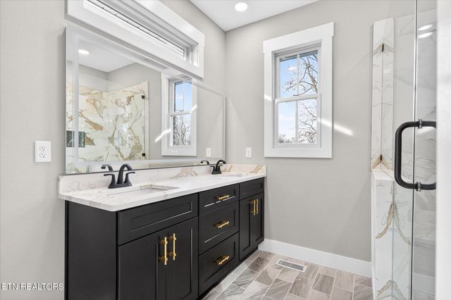 941 E Deer Creek Drive, Crossville, TN 38571