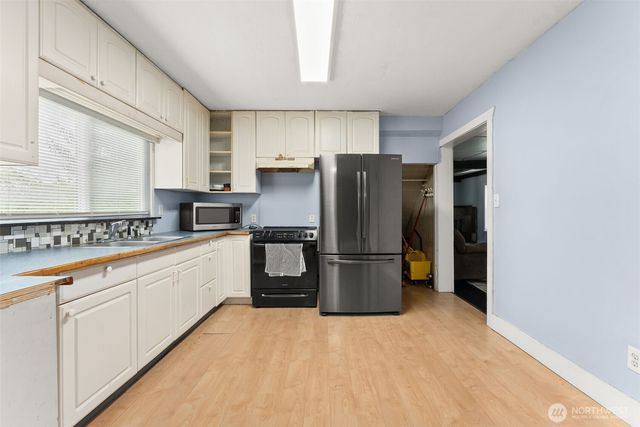 516 Ballentine Street, Raymond, WA 98577