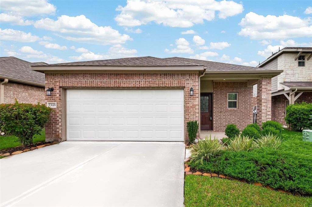 13129 Leisure Cove Drive, La Marque, TX 77568