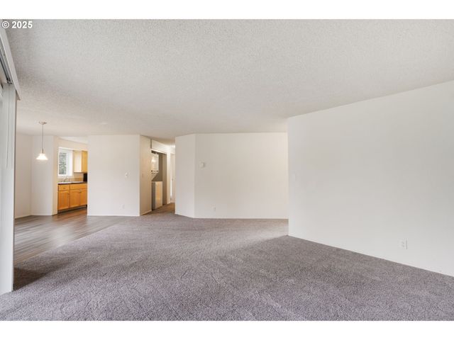 47 EAGLE CREST Dr 15, Lake Oswego, OR 97035
