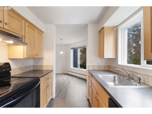 47 EAGLE CREST Dr 15, Lake Oswego, OR 97035