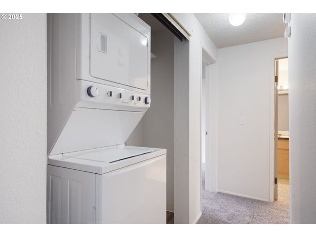 47 EAGLE CREST Dr 15, Lake Oswego, OR 97035