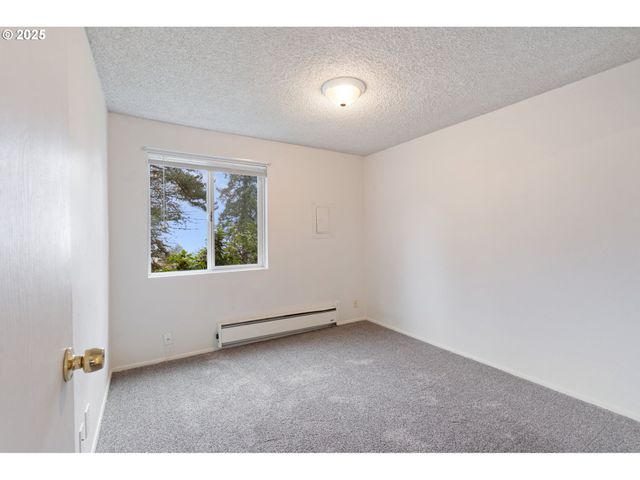 47 EAGLE CREST Dr 15, Lake Oswego, OR 97035