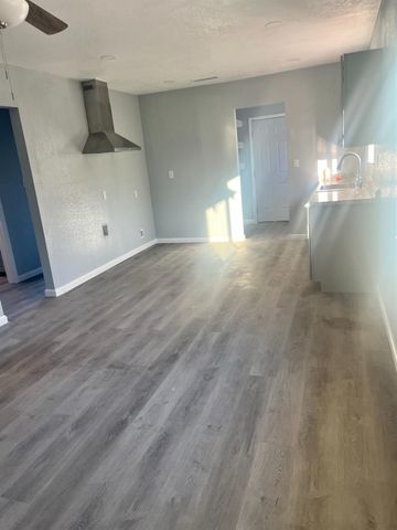 392 N Ferger Avenue, Fresno, CA 93701