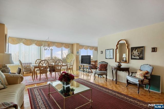 1 Claridge Drive 428, Verona, NJ 07044