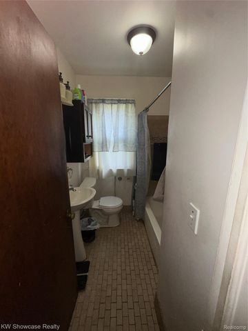 16577 Lesure Street, Detroit, MI 48235