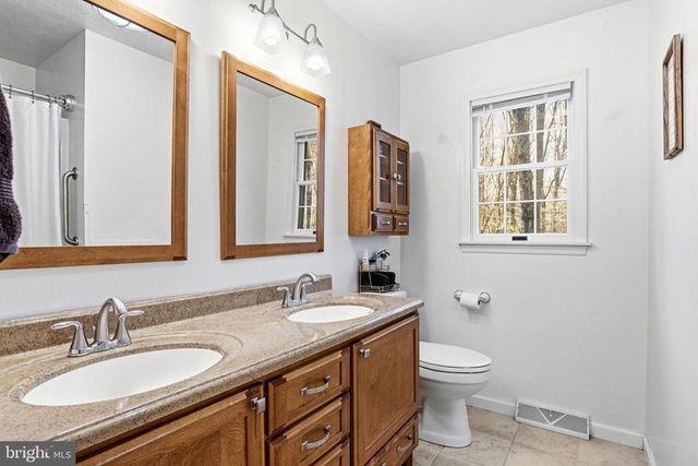 662 SHANNON RD, Boiling Springs, PA 17007