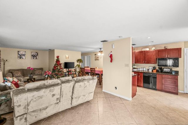 5697 Boynton Bay Circle, Boynton Beach, FL 33437