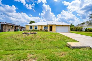 392 SE CROSSPOINT Drive, Port St. Lucie, Port St Lucie, FL 34983