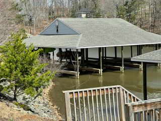 15 Watchtower DR, Moneta, VA 24121