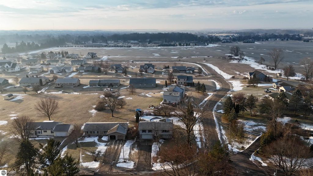 Image 3 of property listing at 2332 O'Connor Drive, Mt Pleasant, MI 48858