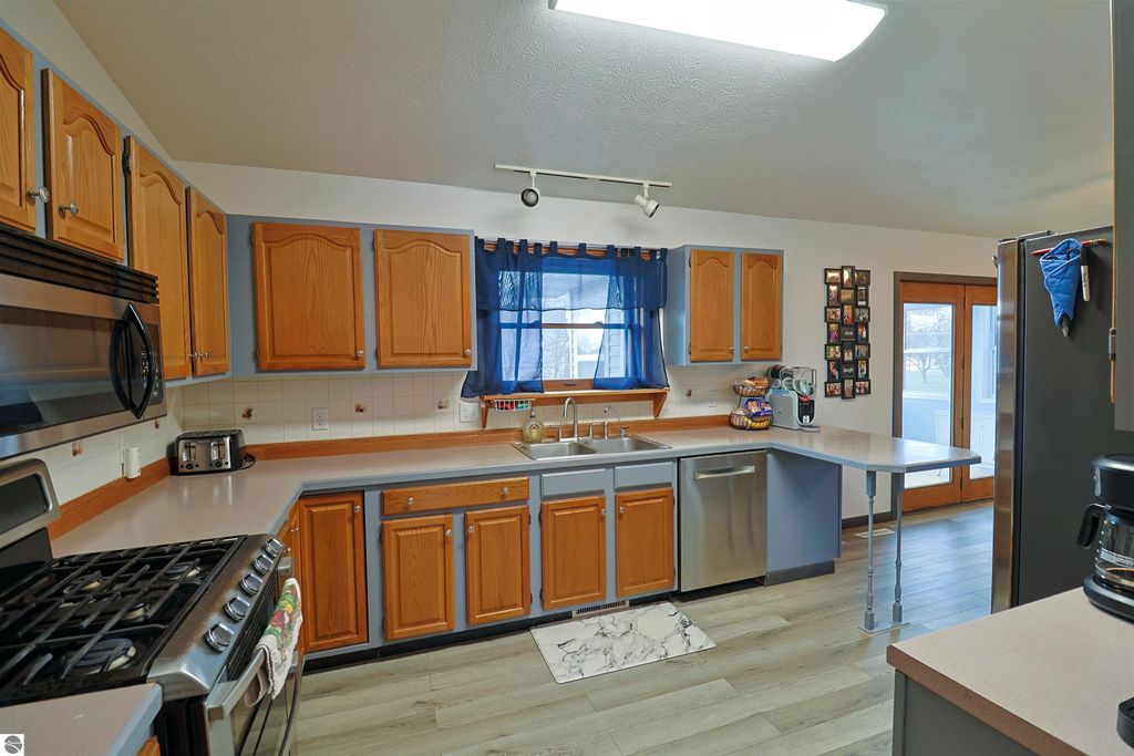 Image 8 of property listing at 2332 O'Connor Drive, Mt Pleasant, MI 48858