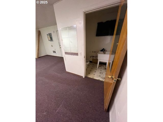 8325 Se DIVISION St, Portland, OR 97266