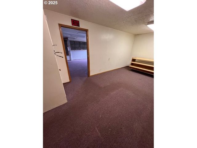 8325 Se DIVISION St, Portland, OR 97266