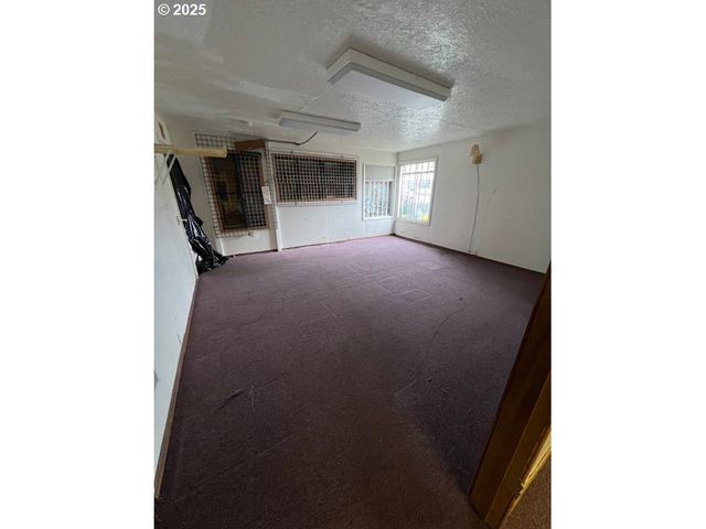 8325 Se DIVISION St, Portland, OR 97266