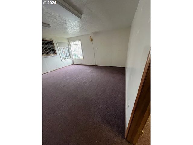 8325 Se DIVISION St, Portland, OR 97266